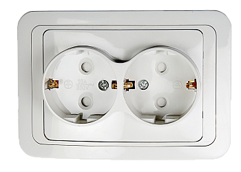 Розетка двойная с заземлением со шторкой CLASSICO белая 2128x IN HOME в Иркутске